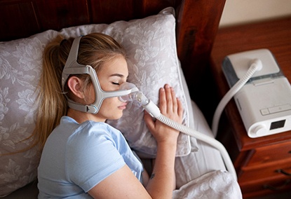 woman using CPAP machine 